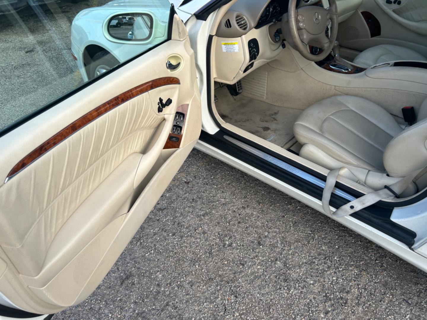 2007 White Mercedes-Benz CLK-Class (WDBTK56F07T) , located at 1687 Business 35 S, New Braunfels, TX, 78130, (830) 625-7159, 29.655487, -98.051491 - Photo#4